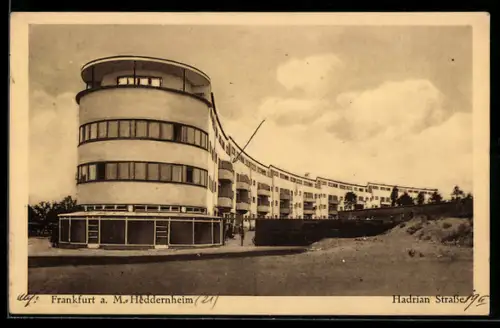 AK Frankfurt a. M.-Heddernheim, Hadrian Strasse mit Gebäude im Bauhaus Stil