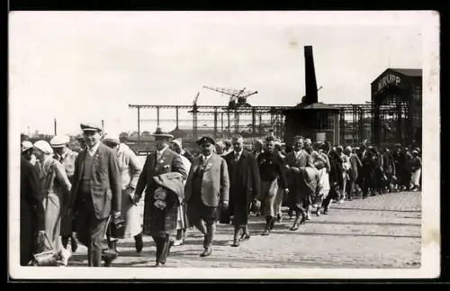 Foto-AK Kiel, Gruppe vor der Krupp-Werft