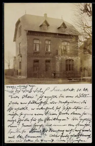 Foto-AK Friedrichstadt, Partie an einem Wohnhaus 1908