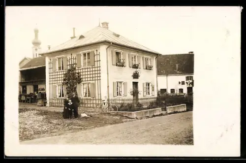 Foto-AK Inning /Ammersee, Wohnhaus mit Blick zur Pfarrkirche