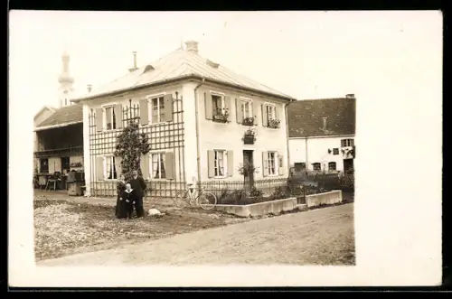 Foto-AK Inning /Ammersee, Wohnhaus mit Blick zur Pfarrkirche