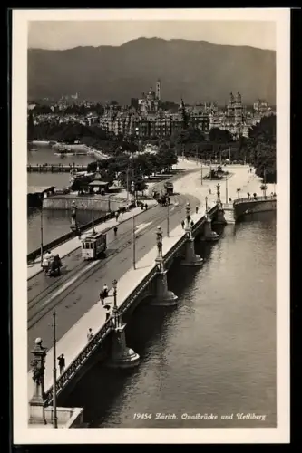 AK Zürich, Strassenbahn auf Quaibrücke mit Blick auf Uetliberg