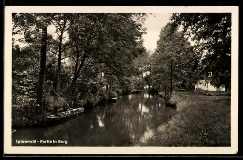 AK Burg /Spreewald, Partie am Fliess mit Booten und Wohnhaus