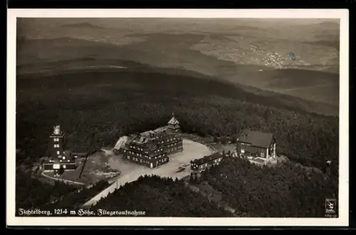 AK Oberwiesenthal Erzgeb., Fichtelberg, Fliegeraufnahme mit Fichtelberghaus, Aussichtsturm