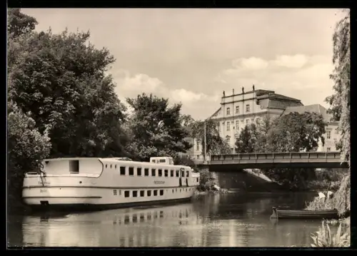 AK Oranienburg, Partie an der Havel, Motorschiff, Brücke, Gebäude im Hintergrund