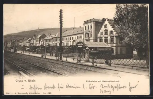 AK Rüdesheim /Rhein, Strassenpartie mit Gasthaus, Im Hintergrund Nationaldenkmal