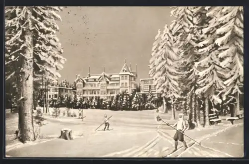AK Oberhof, Grand-Hotel Wünscher mit Ski-Läufern im Schnee