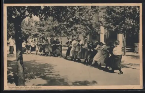 AK Bingen a. Rh., Institut St. Maria der Englischen Fräulein, Tauziehen auf dem Spielplatz