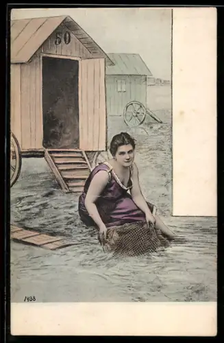 AK Junge Dame im Badekleid mit Fischernetz vor einem Badewagen