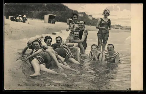 AK Ostsee, Familienbad, Gemischte Gruppe im flachen Wasser am Strand, Badeanzug