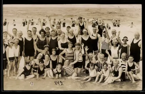 Foto-AK Sylt, Urlaubergruppe in Badeanzügen im flachen Wasser