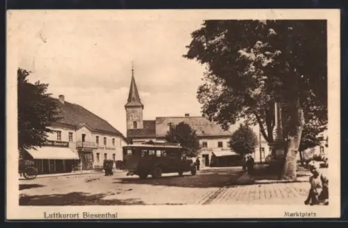 AK Biesenthal / Mark, Marktplatz mit Blick zur Kirche