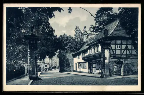 AK Hann. Münden, Strassenpartie am Obertor mit Fachwerkhaus
