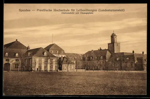 AK Berlin-Spandau, Preussische Hochschule für Leibesübungen, Rückansicht mit Übungsplatz