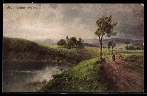 Künstler-AK Weinfelder Maar, Landschaft mit Maar und Kapelle