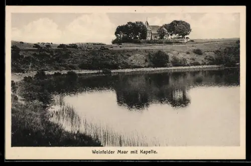 AK Weinfelder Maar, Panorama mit Kapelle