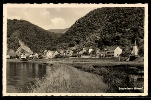 AK Brodenbach /Mosel, Ortsansicht mit Kirche und Moselufer