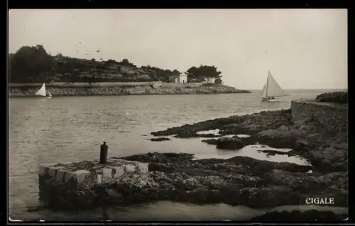 AK Cigale, Hafeneinfahrt mit Segelbooten