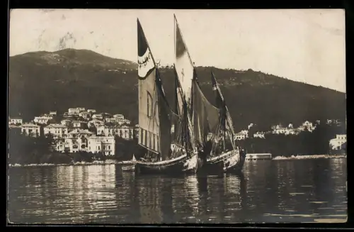 AK Abbazia, Segelboote vor dem Ort