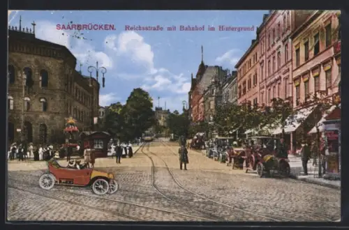 AK Saarbrücken, Reichsstrasse mit Bahnhof im Hintergrund, Automobile