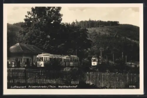 AK Friedrichroda /Thür., Waldbahnhof mit Strassenbahnen