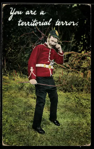 AK Britischer Polizist in Uniform mit Helm