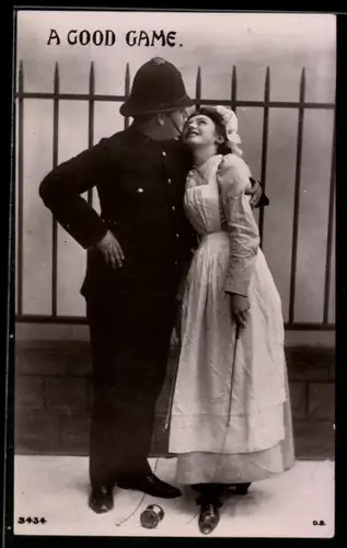 AK Britischer Polizist und junge Frau küssen sich