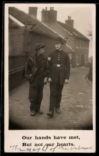 AK Polizist führt einen Kleinkriminellen mit Handschellen ab