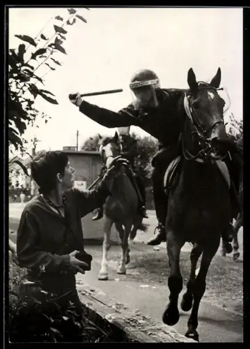 AK Orgreave, Britischer berittener Polizist schlägt Frau mit Schlagstock nieder 18.6.1984