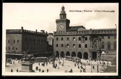 AK Bologna, Piazza e Monumento Vittorio Emanuele, Strassenbahn