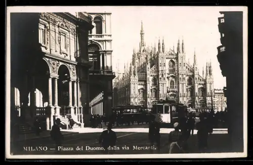 AK Milano, Piazza del Duomo, dalla via Mercanti, Strassenbahn