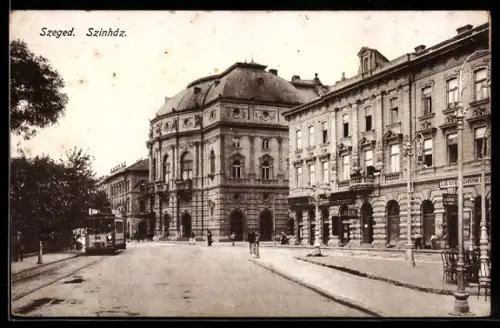 AK Szeged, Szinhaz, Strassenbahn hält vor Geschäften in einer Strasse