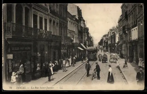 AK Douai, La Rue Saint-Jacques, Strassenbahn