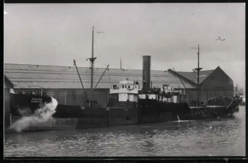 Fotografie Sowjetisches Frachtschiff Donetz in Hafen liegend neben einer Lagerschuppen