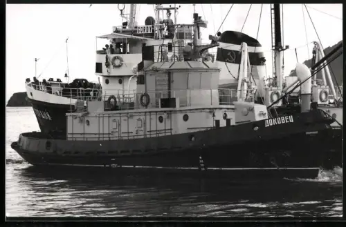 Fotografie Sowjetischer Hafenschlepper Dokovets neben dem Schlepper Gordy