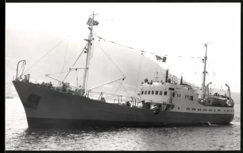 Fotografie Sowjetischer Fischtrawler Doblest von 1966 einen britischen Hafen ansteuernd