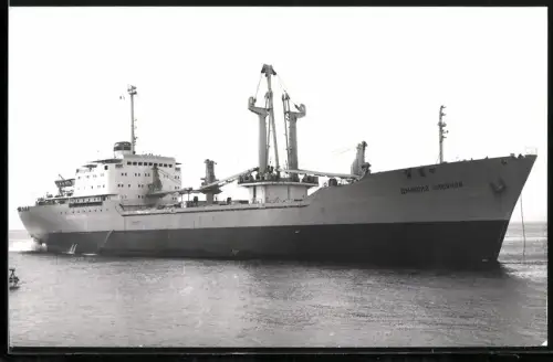Fotografie Sowjetisches Frachtschiff Dmitry Ulyanov mit Schwergut-Ladebäumen in Ballast fahrend