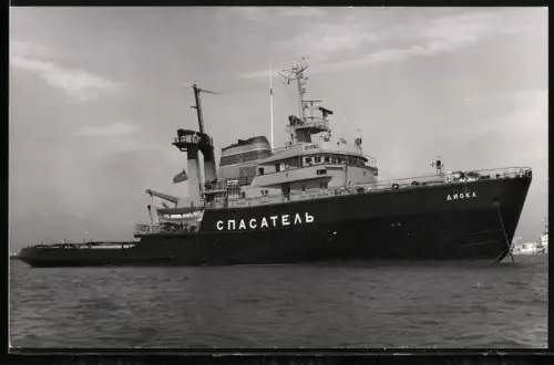 Fotografie Sowjetischer Bergungsschlepper Diokl mit Bordaufschrift Spasatel /Rettungsschiff, vor Anker liegend
