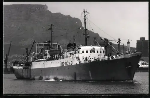 Fotografie Sowjetisches Fang- und Verarbeitungsschiff Kazan, Kennung KB-0249, vor dem Tafelberg in Kapstadt