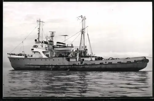 Fotografie Sowjetischer Hochseeschlepper Kapitan F. Fedotov mit ausgebrachter Schleppleine