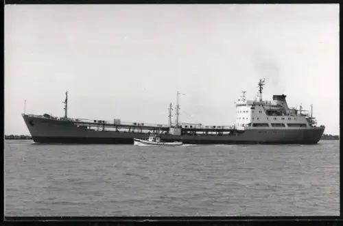 Fotografie Sowjetisches Tankschiff Kapitan Shvetsov von 1973 mit begleitendem Lotsenboot