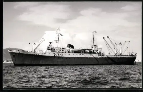 Fotografie Sowjetisches Fang- und Verarbeitungschiff Lev Tolstoy, Kennung K-305, vor Anker liegend