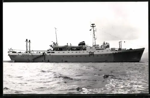Fotografie Sowjetisches Fang- und Verarbeitungsschiff Lyudas Gira aus Klajpeda vor Anker liegend