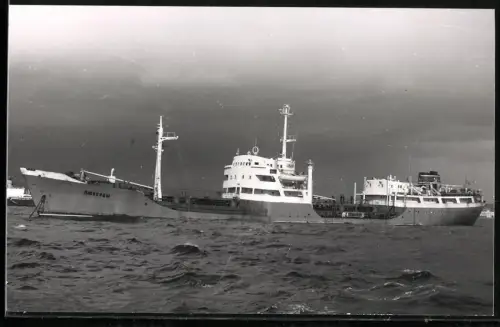 Fotografie Sowjetisches Tankschiff Lubersty von 1962 auf Reede vor Anker