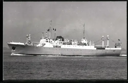 Fotografie Sowjetisches Fang- und Verarbeitungsschiff Lunnik von 1961, Kennung MB-0407, in Fahrt