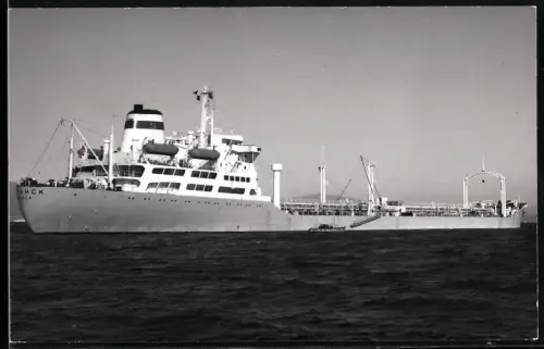 Fotografie Sowjetisches Tankschiff Lugansk aus Odessa auf Reede liegend mit Barkasse längsseits
