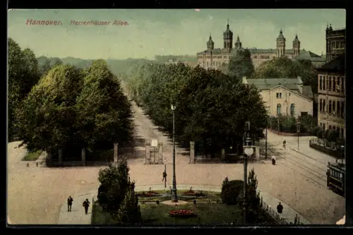 AK Hannover, Herrenhäuser Allee aus der Vogelschau, Strassenbahn