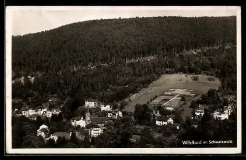 AK Wildbad im Schwarzwald, Ortsansicht mit Kurpark und Wald aus der Vogelschau