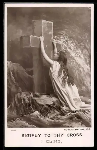 AK Frau errettet sich aus stürmischer See an einem Kreuz