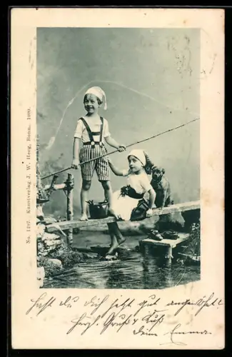 AK Zwei Kinder auf einem Steg mit Angel